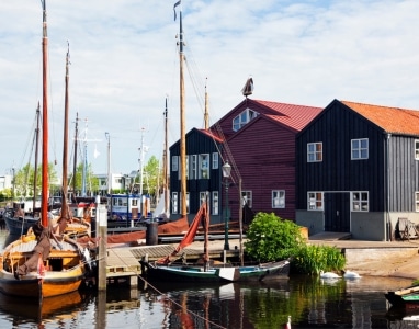 De haven van Elburg met botterschepen en zicht op het historische stadscentrum.