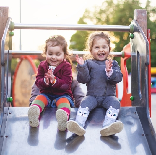 Kinderen spelen in een speeltuin, passend bij het kindvriendelijke en rustige woonkarakter van Vossenakker-De Pal in Elburg.
