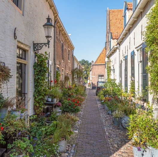 Karakteristiek wonen in de historische binnenstad van Elburg met oude gevels en sfeervolle straatjes.